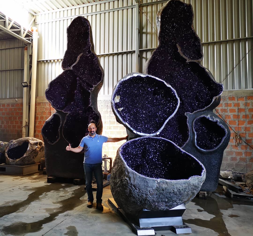 Giant geodes