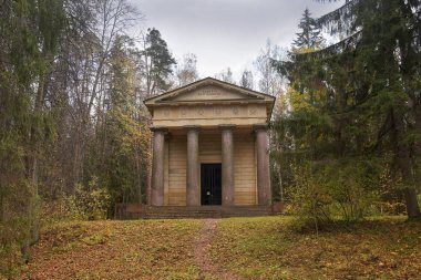 Mausoleum: trail from Mural