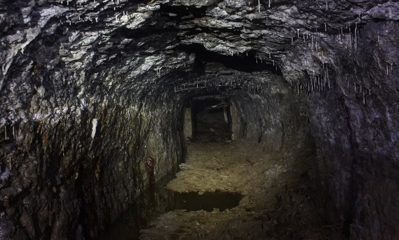 the tunnel beneath the inn.jpg